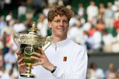 Jannik Sinner s wimbledonskou trofejí