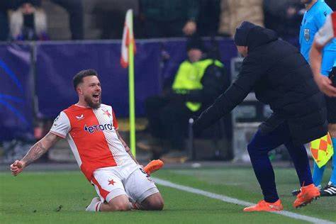Martin Ödegaard slaví gól proti Neapoli