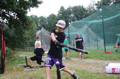 děti trénují baseballový odpal na zahradě