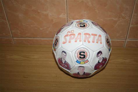 Fotbalový míč Sparta Praha na hřišti